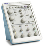 The Auxiliary Front Panel provides the 
same control set embedded in DPO/DSA/MSO/7000/70000 bench instruments as a separately packaged USB peripheral. 